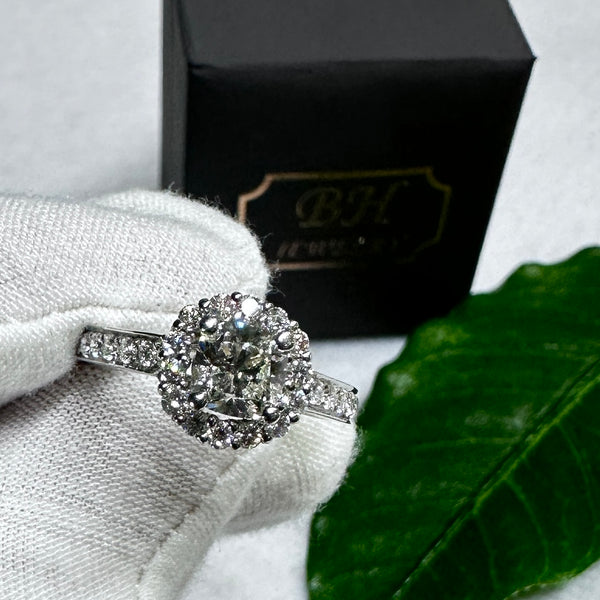 Engagement natural diamonds ring