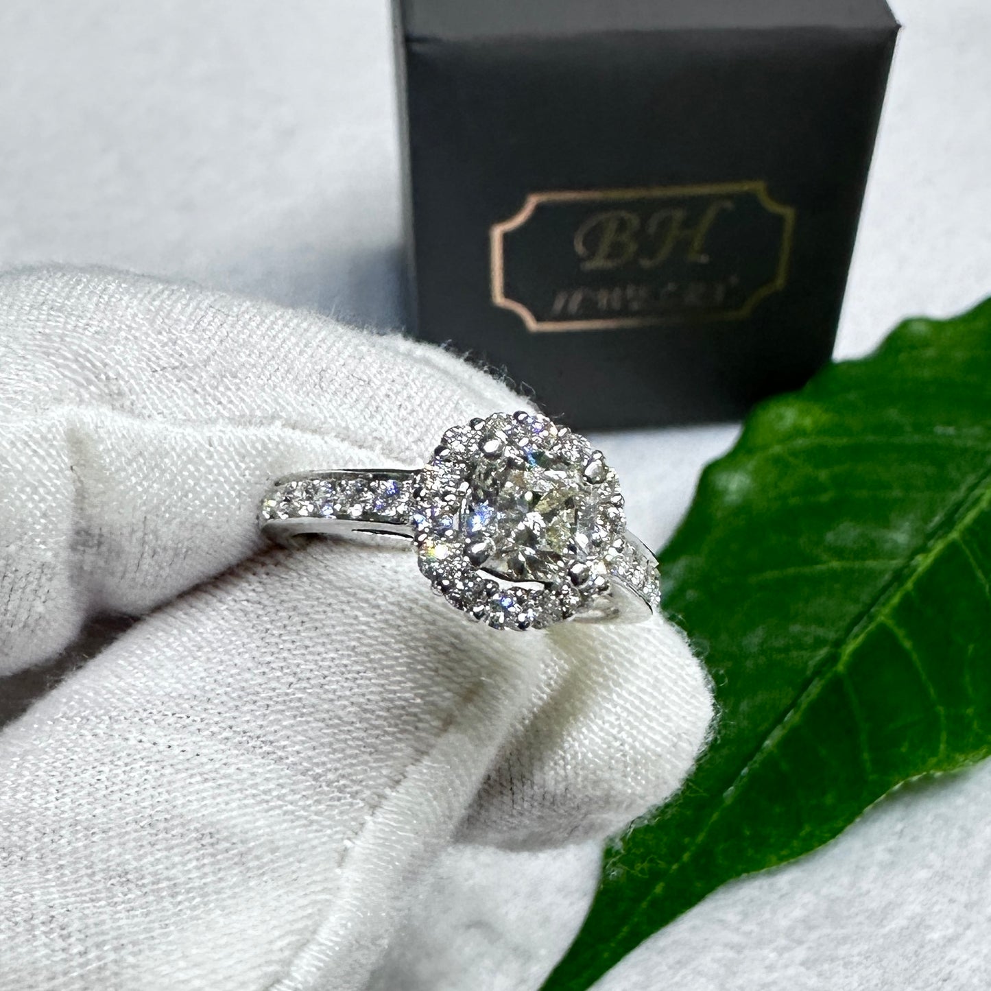 Engagement natural diamonds ring