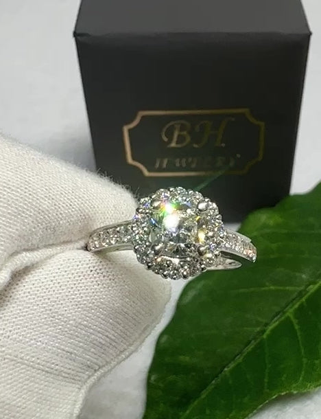 Engagement natural diamonds ring